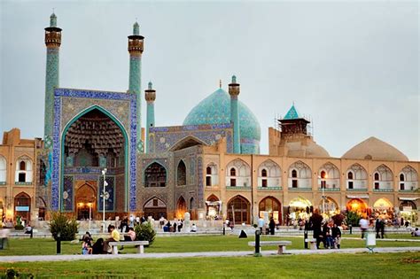 Di antara banyaknya masjid, ada beberapa masjid yang jadi masjid terbesar di dunia. 10 Masjid Terbesar Di Dunia | Iluminasi