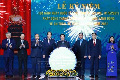 Chiều 4/5, tại hà nội, chủ tịch nước nguyễn xuân phúc chủ trì buổi làm việc với lãnh đạo các cơ quan gồm: Chủ tịch nước Nguyễn Xuân Phúc dự Lễ kỷ niệm 135 năm Ngày ...