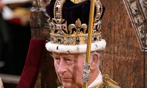 Carlos Iii Oficialmente Coronado Como Rey De Reino Unido