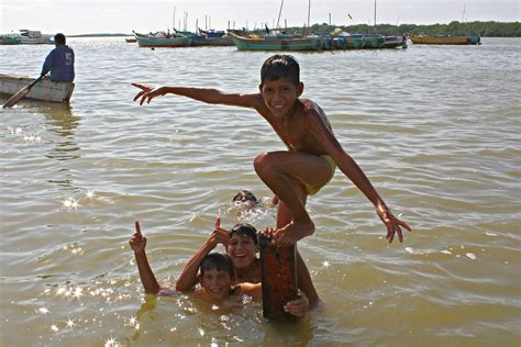 Niños De Puerto Pizarro Tumbes Felices Niños Divirtiendos Flickr