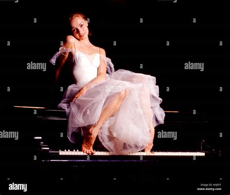 Ballerina Probe Klavier Ballett Tänzerin Bühnen Performance Stockfoto Bild 2680310 Alamy