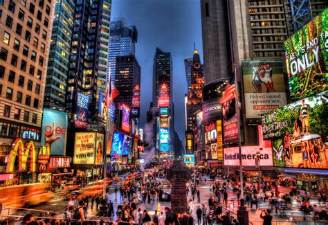 HDR photo of Times Square in New York City at night. - Conoce New York