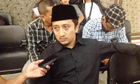 Beliau lahir dari keluarga keturunan betawi. Viral Imam Meninggal saat Sholat, Ini Komentar Ustadz ...