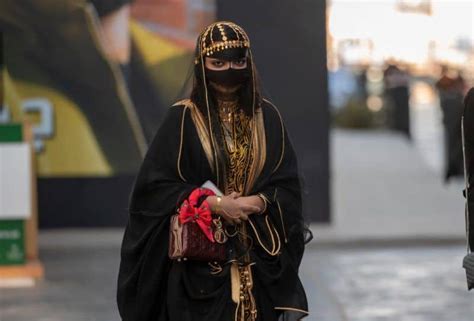 What Makes Saudi Arabian Traditional Clothing Unique Leaders