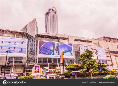 Traveling to bangkok on a budget? Bangkok Tailandia Julio 2017 Centro Comercial Central ...