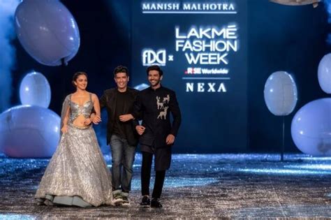 Lakme Fashion Week 2021 Kiara Advani Kartik Aaryan Walk The Ramp For Manish Malhotra