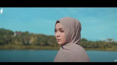 Dinda semua berakhir sudah segala rasa yang telah tertuang semua jadi kenangan manis mungkin hanyut berdua di dalam kekosongan mata hati ini. Chord Kunci Gitar dan Lirik Lagu Cukup Sudah - Nurul ...