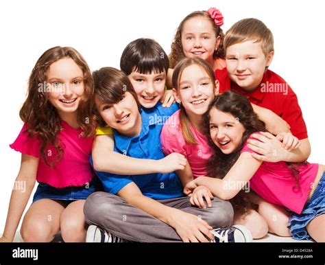 Un Grupo De Niños De 10 Años De Edad Los Niños Y Las Niñas Abrazarse