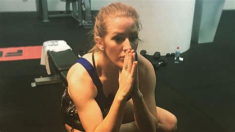 Ellie Goulding Just Put Our Yoga Workouts To Shame With Her Impressive