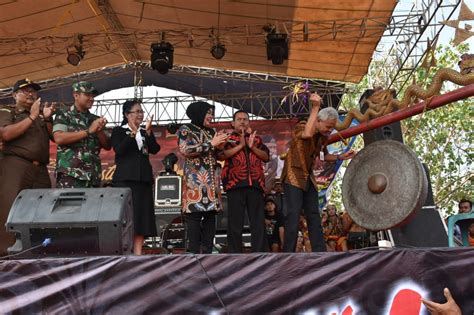 Gubernur Ganjar Pranowo Buka Festival Jerami II di Desa 