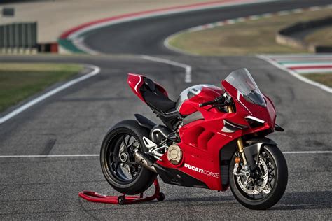 Hail To The King Ducatis New Panigale V4r Is The Most Powerful
