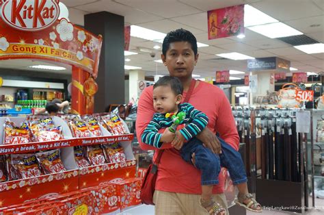 Coklat dah beli, kain batik dah beli, pinggan dan tefal dah beli. Zura&Iwan Forever♥♥♥: Holiday@Langkawi : Shopping Coklat ...