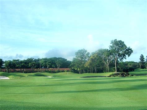Our trademark is the unique tanah merah collection and gallery which displays an unsurpassed private collection of oriental paintings, antiques and textiles, celebrating the fascinating history of indonesia going back 2000 years. Tanah Merah Country Club - Garden Course