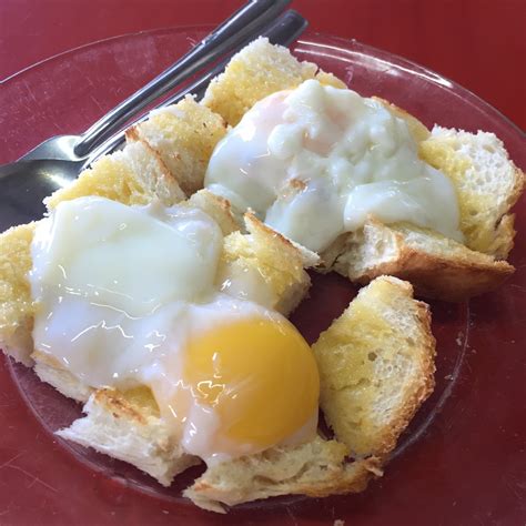 Daftar alamat gerai service center grapari telkomsel medan. Sarapan Pagi Roti Telur Goyang di Medan Selera Dato Sagor ...