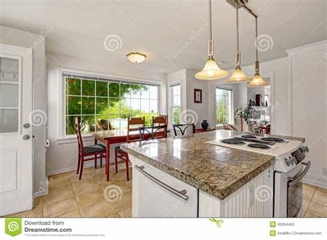 Dentro de este tipo de isla podemos encontrar varios diseños diferentes. Interior Moderno Blanco Brillante De La Cocina Con La Isla ...