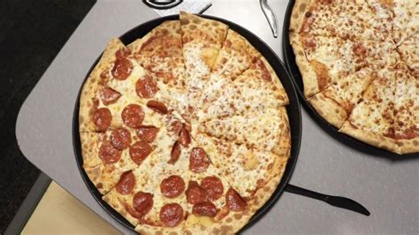 Order food online at chuck e. Does Chuck E. Cheese REALLY Serve Recycled Leftover Pizza ...