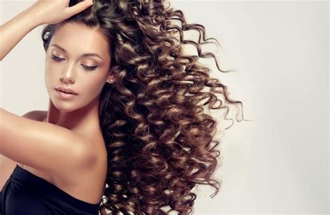 6 Tips To Fight Frizz For Curly Hair Treat Curly Hair Curly Hair Styles Naturally Long Curly