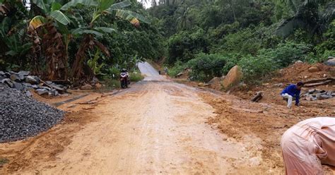Kades Payalaman Perbaiki Jalan Rusak Tertimbun Tanah