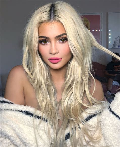 Kylie Jenner With Platinum Blonde Hair And Texturized Waves Hair Style