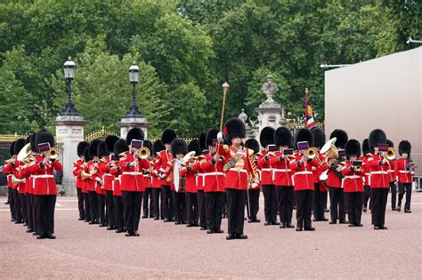 Cerimônia Da Troca De Guarda No Palácio De Buckingham Em Londres é