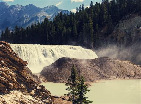 Wapta Falls En El Parque Nacional Yoho En Columbia Británica Canadá