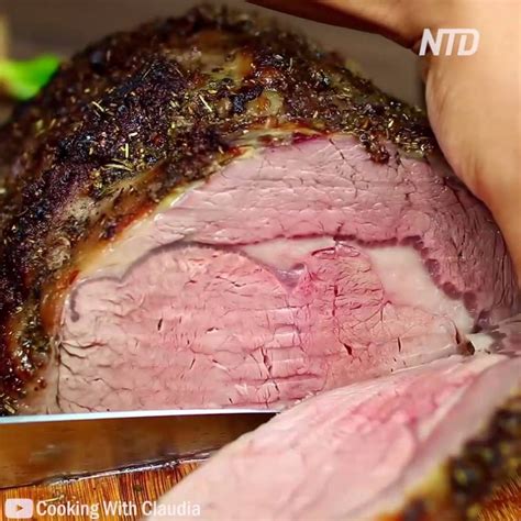 how to roast the perfect prime rib this is a juicy roasted prime rib 😋 so tender and