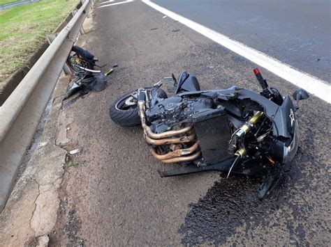 Moto Fica Destru Da Ap S Acidente Motociclista Sofre Ferimentos Leves