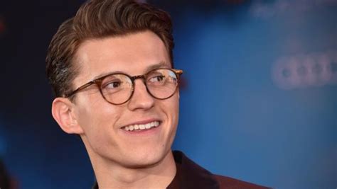 Imagine tom's surprise when he found out he was canceled and quite literally the only thing he did today was post a snowboarding video. Tom Holland: Ist das seine neue Freundin? | kurier.at