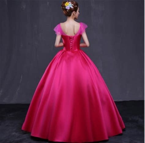 Pernahkah kamu bermimpi tentang memakai gaun pengantin yang anggun dan indah? Jual Gaun Pengantin 1709004 Biru Merah Maroon Pink Satin ...