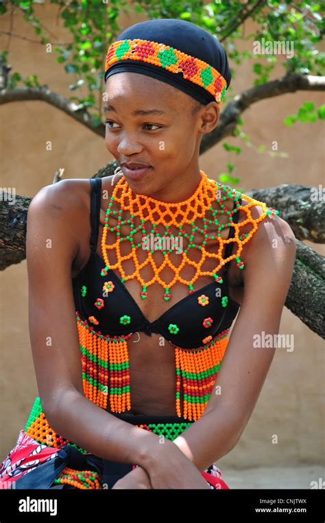 Joven Mujer En Zulú Cultural Lesedi African Village Broederstroom