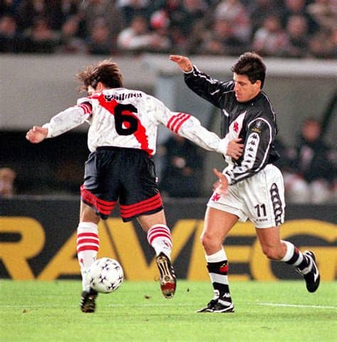 Luis muentes explica por qué a último momento se cambió de juez y se designó a rené marín para el bsc vs ldu. River Plate Vasco da Gama Copa Libertadores 1998 - Goal.com