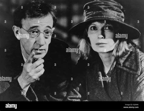 Woody Allen And Mia Farrow In Shadows And Fog 1991 Stock Photo Alamy
