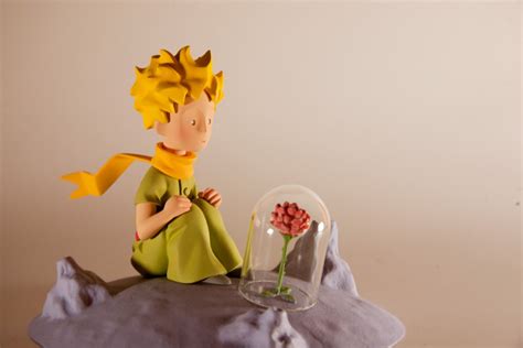 Le narrateur est aussi le premier des personnages du petit prince. Le Petit Prince, sur la lune | Fariboles Productions