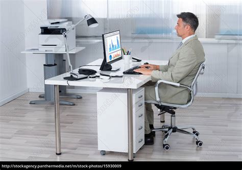 Gesch Ftsmann Computer Benutzen Am Schreibtisch Im Stockfoto