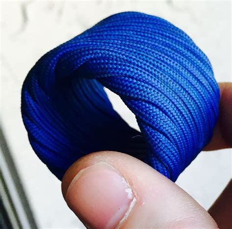 Learn how to make a two strand diamond knot with paracord. Single strand Matthew Walker knot in 550lb paracord | Paracord, Rings for men, Knots