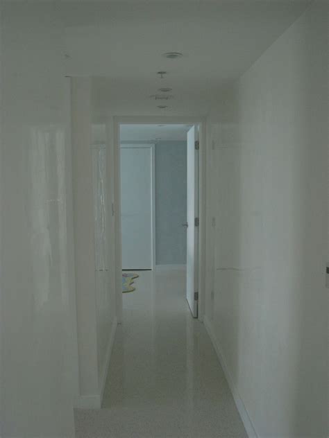 Venetian plaster materials are light, thin layers that are almost translucent in nature. White Venetian Plaster | Estuco veneciano, Veneciano, Estuco
