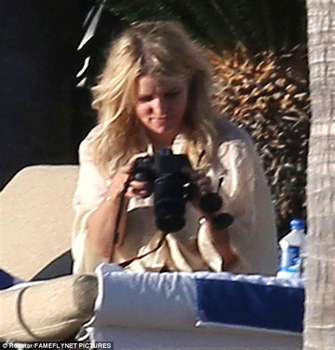 Jessica Simpson Flaunts Her Sexy Bikini Body In A Skimpy Two Piece In Mexico Daily Mail Online