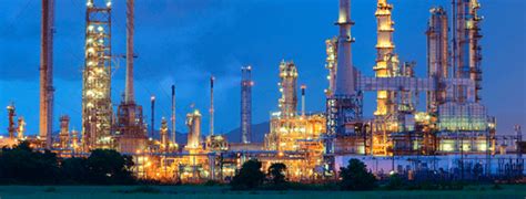 rɪˈfaɪnərɪ n → refinería f. Próxima refinería de México tendrá vida útil mínima de 20 ...