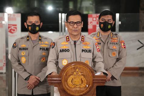 Sejumlah fasilitas umum seperti kantor gubenur, hotel, masjid dan rumah sakit hampir rata dengan tanah. Polri, Berikan Bantuan Tangani Gempa Sulbar - Info One