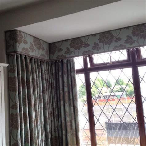 One of the most common decorations is the curtain. Bay window curtains and blinds - Babic Interiors