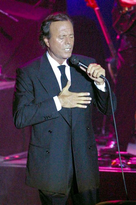 Share your videos with friends, family, and the world Julio Iglesias canta para sus fans en Pamplona 15 años ...