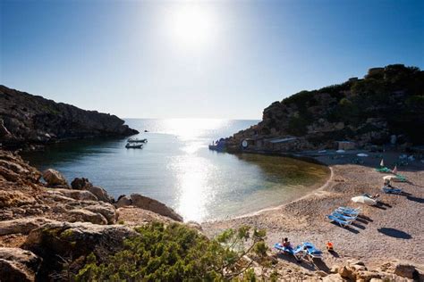 Es gibt steile küstenlandschaften, paradiesisch schöne sandstrände und kleine idyllische badebuchten. Zwei Insider verraten ihre Lieblingsorte auf Ibiza ...
