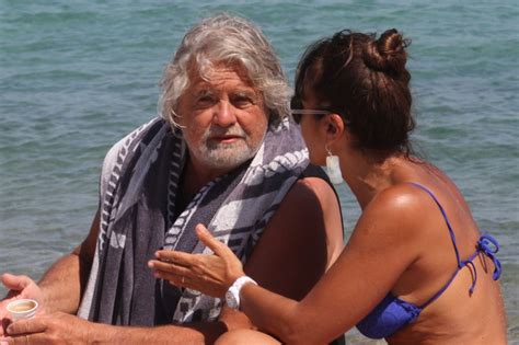 Eccolo il video postato da beppe grillo sulla sua pagina facebook con il titolo: Beppe Grillo al mare con la moglie Parvin Tadjk | Gossip ...