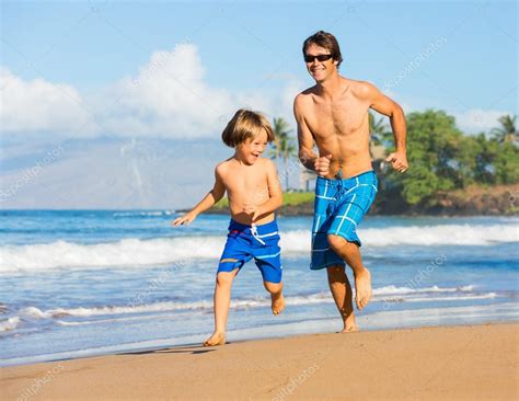 Feliz Padre E Hijo Jugar Y Correr Juntos En La Playa — Fotos De Stock