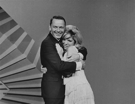 Frank Sinatra Didn T Use His Name To Introduce Himself When His Daughter Became Famous
