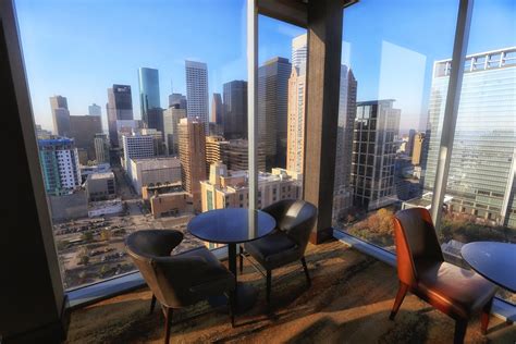 Гостиная, танцевальный ночной клуб, бар. The Hilton Americas-Houston Executive Rooftop Lounge ...