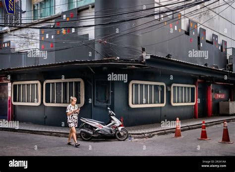 Ein Blick Auf Soi 2 Patpong Mit Der Gogo Bar Bada Bing Menschen Und