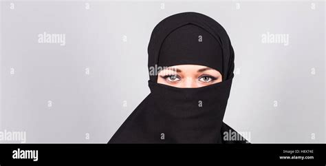 Junge Arabische Frau Hijab Oder Niqab Stockfotografie Alamy