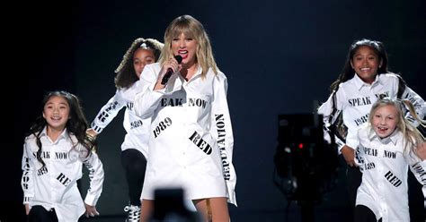 Taylor Swift Ama Singer Beats Michael Jackson For Most American Music