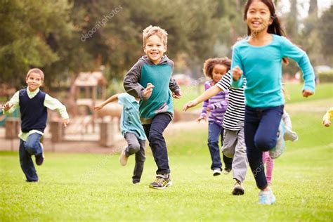 Fotos De Grupo De Niños Corriendo En El Parque Imagen De